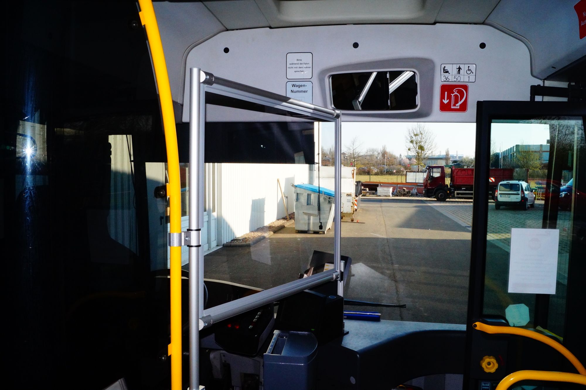 Beispiel Schutzwand in Bus